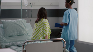 监测住院的患有呼吸道疾病的患病妇女以监测其病历9秒视频