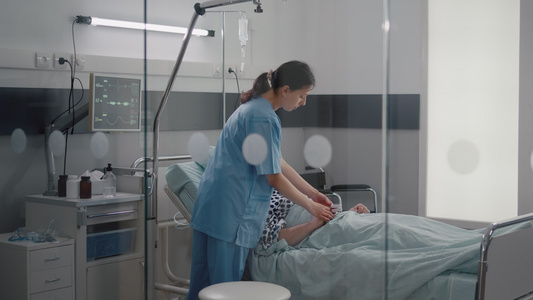 病在床上的患有呼吸道疾病的病人同时由医疗护士监测心脏视频