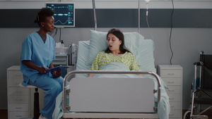 成年患病妇女躺在床上而黑人护士则分析病情专门知识8秒视频