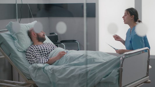 医疗护士向住院病人解释骨骼放射线学给住院病人解释视频