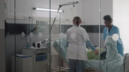 医疗团队帮助病人在疾病紧急情况下上床睡觉视频