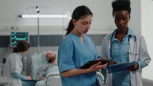 使用平板电脑向黑人女专科医生提供医疗专门知识的医务视频