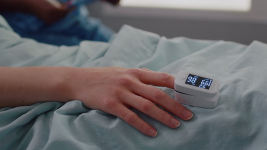 以显示脉冲的手指心率监测器将住院妇女关紧视频