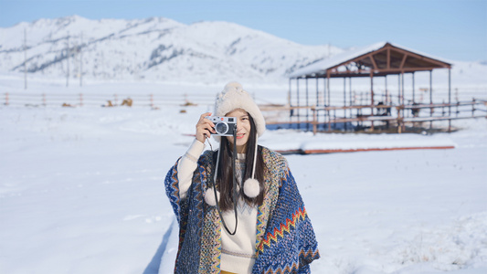 4K升格雪景中拍照的少女视频