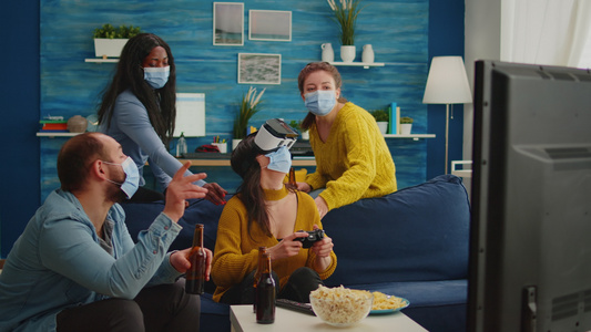 妇女穿着Vr头盔在玩电子游戏视频