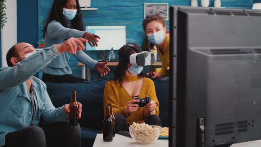 妇女使用虚拟现实头盔玩电子游戏视频