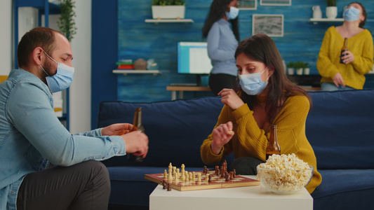玩象棋时带保护面罩的朋友群体视频