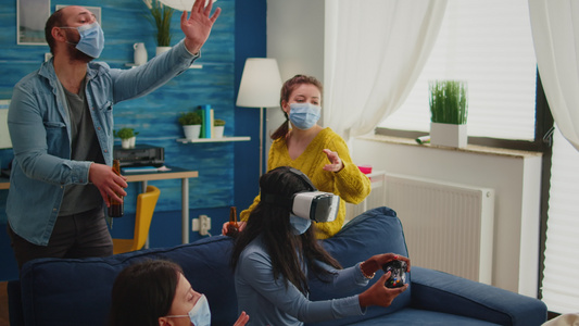 黑人黑人女性在玩电子游戏时体验虚拟现实耳机视频