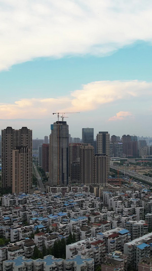 航拍城市蓝天白云晴朗天空自然风光住宅群街景交通素材城市素材56秒视频