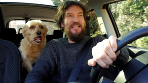 被狗亲吻的快乐男人开车时感觉没有和症20秒视频