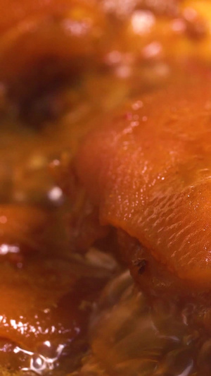 麻辣卤味猪蹄在滚沸的锅中美食摄影美食烹饪44秒视频