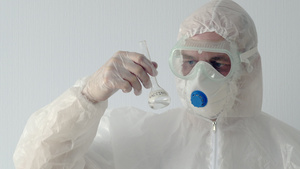 学家在防护面具和服装看疫苗瓶在手中生物化学家在8秒视频