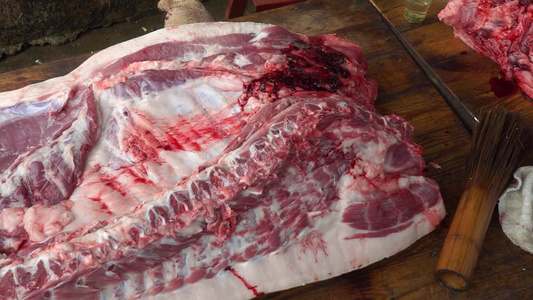 乡村杀年猪新鲜猪肉摆在案板上视频