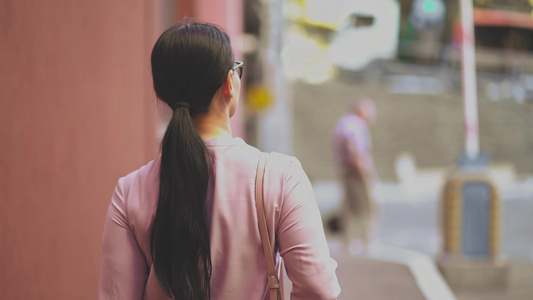 在街上笑着走路的亚洲女商人视频