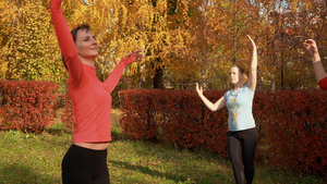 苗条的女人在秋天的一天在五颜六色的公园里练习port25秒视频