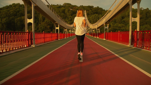 女赛人跑在桥上视频