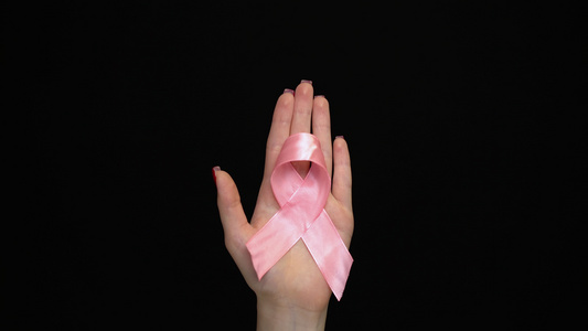 握着乳癌丝带的手视频