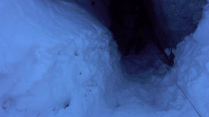 登山者坠入冰洞7秒视频