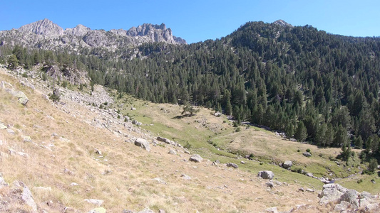 在阳光明媚的日子里在西班牙比利牛斯山脉上对山地景观视频
