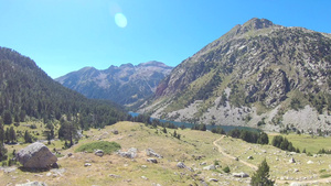在阳光明媚的日子里在西班牙比利牛斯山脉上对山地景观22秒视频