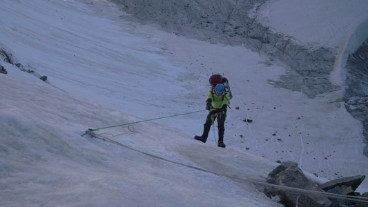 山的山羊人正在用固定绳子上的Jumar爬上陡峭的山口视频