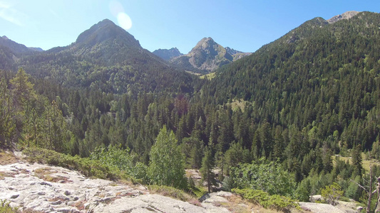 在阳光明媚的日子里在西班牙比利牛斯山脉上对山地景观视频