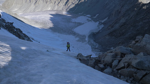 山人穿长裤在陡峭的山口上用固定绳索攀升慢动作18秒视频