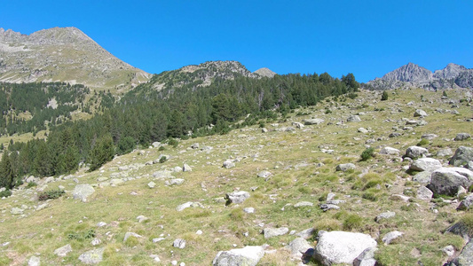 在阳光明媚的日子里在西班牙比利牛斯山脉上对山地景观视频