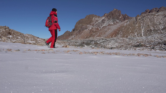 一位登山者在雪山中行走视频