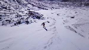 一位登山者在雪山中行走10秒视频