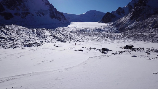 一位登山者在雪山中行走视频