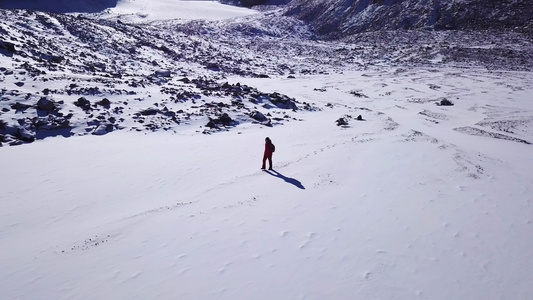 一位登山者在雪山中行走视频