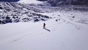 一位登山者在雪山中行走20秒视频