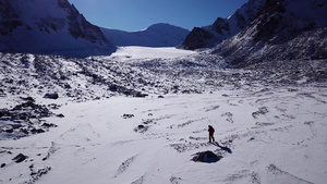 一位登山者在雪山中行走19秒视频