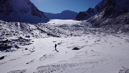 一位登山者在雪山中行走视频