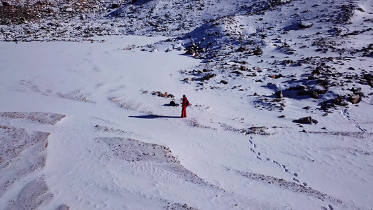 一位登山者在雪山中行走视频