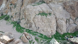 一个人爬上悬崖活跃的休闲和运动30秒视频