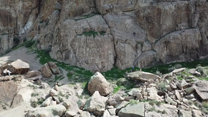 一个人爬上悬崖活跃的休闲和运动25秒视频