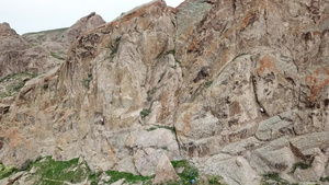 一个人爬上悬崖11秒视频