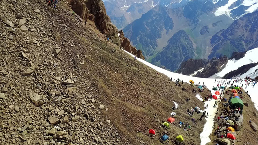 一大群登山者爬上顶端视频