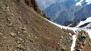 一大群登山者爬上顶端33秒视频