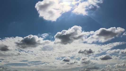 蓝色天空和白云阳光晴朗的天天气时间折叠的景象视频