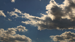 晴天清空白云在蓝色的天空中清空一天时间折叠的景象30秒视频