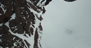 一大群登山者爬上顶端20秒视频