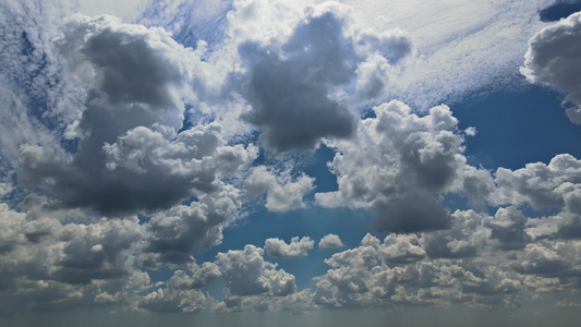 晴天清空白云在蓝色的天空中清空一天时间折叠的景象视频