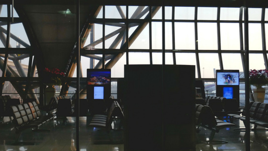 日落时机场机场终点站大门门弹着圆圆球旅行和运输业务视频
