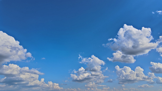 晴天清空白云在蓝色的天空中清空一天时间折叠的景象视频