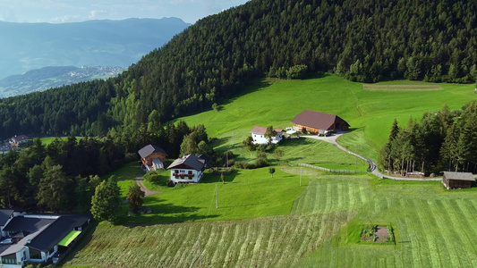阿尔卑斯山的意大利村空中飞向视频
