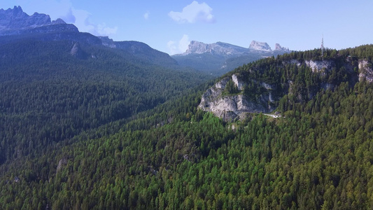 无人驾驶飞机在意大利的多洛米山用沥青路进行空中飞行视频