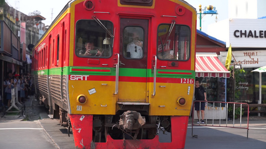 泰国美功菜市场火车穿行实拍视频视频